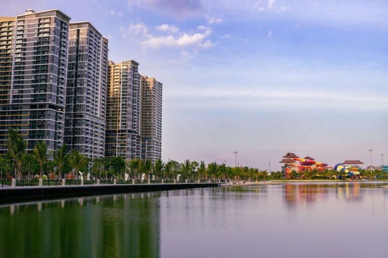 Tòa căn hộ cao cấp bên hồ nước — hình ảnh minh họa dự án Imperia Signature Cổ Loa, MIK Group (ảnh minh họa)