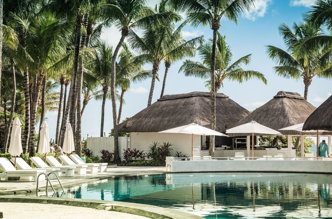 Hồ bơi khách sạn nghỉ dưỡng 5 sao ven biển - hình ảnh minh họa cho khu Ritz-Carlton, Marriott tại Vinhomes Green Paradise Cần Giờ