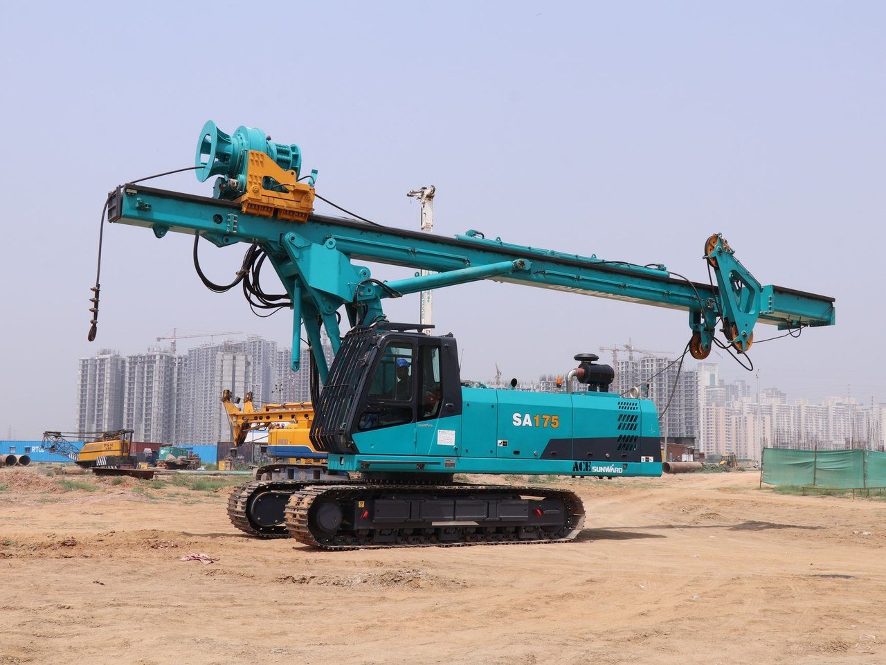 Ép cọc thi công móng tại khu vực dự kiến đặt căn hộ Imperia Green Paradise Cần Giờ