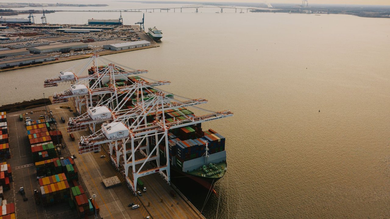 Cảng container quốc tế với cần cẩu bến tàu quy mô lớn, hình ảnh minh họa mô hình cảng trung chuyển